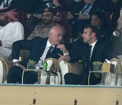 18.12.2022, Lusail Iconic Stadium, Doha, QAT, WM FIFA 2022, Finale, Argentinien vs Frankreich, im Bild FIFA Präsident Giovanni Infantino mit dem französichen Staatspräsidenten Emmanuel Macron Doha Lusail Iconic Stadium Qatar
