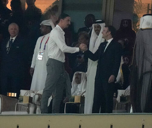 18.12.2022, Lusail Iconic Stadium, Doha, QAT, WM FIFA 2022, Finale, Argentinien vs Frankreich, im Bild Zlatan Ibrahimovic mit Tamim bin Hamad Al Thani, dem Emir von Katar und dem französichen Staatspräsidenten Emmanuel Macron Doha Lusail Iconic Stadium Qatar
