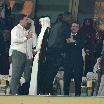 QAT, WM FIFA 2022, Finale, Argentinien vs Frankreich 18.12.2022, Lusail Iconic Stadium, Doha, QAT, WM FIFA 2022, Finale, Argentinien vs Frankreich, im Bild Paul Pogba, Zlatan Ibrahimovic mit Tamim bin Hamad Al Thani, dem Emir von Katar und dem französichen Staatspräsidenten Emmanuel Macron.