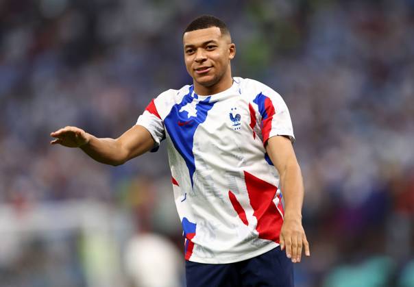 Doha, Qatar, 18th December 2022. Kylan Mbappe of France warm up before the FIFA World Cup, WM, Weltmeisterschaft, Fussball 2022 match at Lusail Stadium, Doha. Picture credit should read: David Klein Sportimage EDITORIAL USE ONLY. No use with unauthorised audio, video, data, fixture lists, club league logos or live services. Online in-match use limited to 120 images, no video emulation. No use in betting, games or single club league player publications. SPI-2101-0021