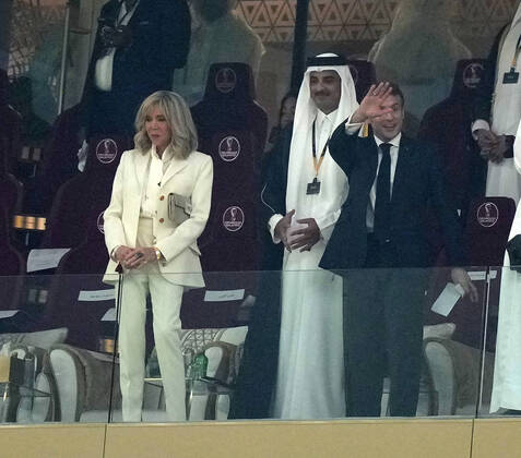 18.12.2022, Lusail Iconic Stadium, Doha, QAT, WM FIFA 2022, Finale, Argentinien vs Frankreich, im Bild Tamim bin Hamad Al Thani, dem Emir von Katar mit dem französichen Staatspräsidenten Emmanuel Macron und dessen Ehefrau Brigitte Marie-Claude. Doha Lusail Iconic Stadium Qatar