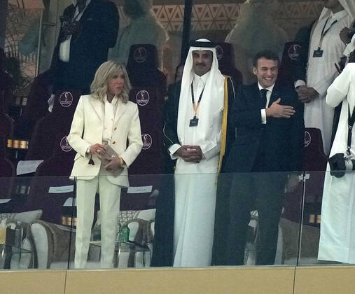 18.12.2022, Lusail Iconic Stadium, Doha, QAT, WM FIFA 2022, Finale, Argentinien vs Frankreich, im Bild Tamim bin Hamad Al Thani, dem Emir von Katar mit dem französichen Staatspräsidenten Emmanuel Macron und dessen Ehefrau Brigitte Marie-Claude. Doha Lusail Iconic Stadium Qatar