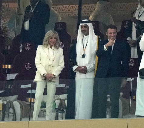18.12.2022, Lusail Iconic Stadium, Doha, QAT, WM FIFA 2022, Finale, Argentinien vs Frankreich, im Bild Tamim bin Hamad Al Thani, dem Emir von Katar mit dem französichen Staatspräsidenten Emmanuel Macron und dessen Ehefrau Brigitte Marie-Claude. Doha Lusail Iconic Stadium Qatar
