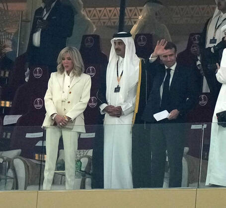 18.12.2022, Lusail Iconic Stadium, Doha, QAT, WM FIFA 2022, Finale, Argentinien vs Frankreich, im Bild Tamim bin Hamad Al Thani, dem Emir von Katar mit dem französichen Staatspräsidenten Emmanuel Macron und dessen Ehefrau Brigitte Marie-Claude. Doha Lusail Iconic Stadium Qatar