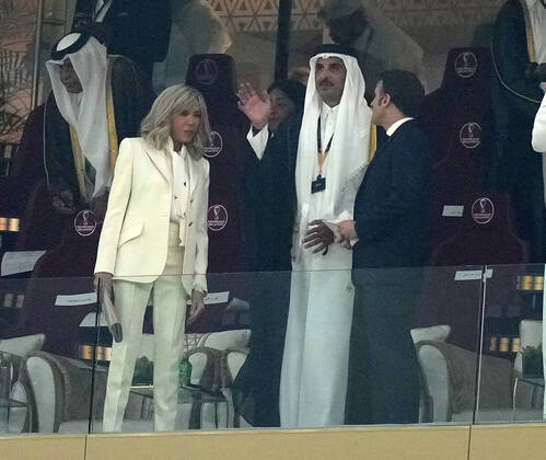 18.12.2022, Lusail Iconic Stadium, Doha, QAT, WM FIFA 2022, Finale, Argentinien vs Frankreich, im Bild Tamim bin Hamad Al Thani, dem Emir von Katar mit dem französichen Staatspräsidenten Emmanuel Macron und dessen Ehefrau Brigitte Marie-Claude. Doha Lusail Iconic Stadium Qatar