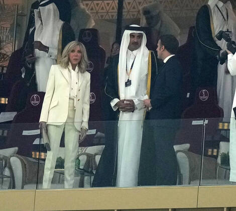 18.12.2022, Lusail Iconic Stadium, Doha, QAT, WM FIFA 2022, Finale, Argentinien vs Frankreich, im Bild Tamim bin Hamad Al Thani, dem Emir von Katar mit dem französichen Staatspräsidenten Emmanuel Macron und dessen Ehefrau Brigitte Marie-Claude. Doha Lusail Iconic Stadium Qatar