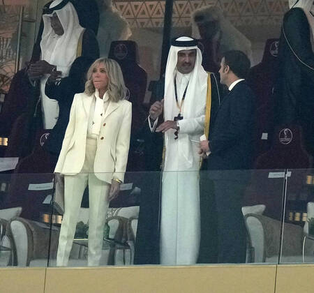 18.12.2022, Lusail Iconic Stadium, Doha, QAT, WM FIFA 2022, Finale, Argentinien vs Frankreich, im Bild Tamim bin Hamad Al Thani, dem Emir von Katar mit dem französichen Staatspräsidenten Emmanuel Macron und dessen Ehefrau Brigitte Marie-Claude. Doha Lusail Iconic Stadium Qatar