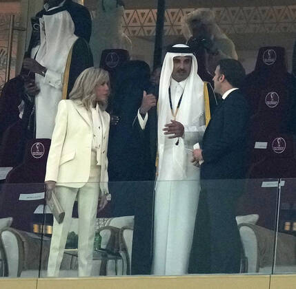 18.12.2022, Lusail Iconic Stadium, Doha, QAT, WM FIFA 2022, Finale, Argentinien vs Frankreich, im Bild Tamim bin Hamad Al Thani, dem Emir von Katar mit dem französichen Staatspräsidenten Emmanuel Macron und dessen Ehefrau Brigitte Marie-Claude. Doha Lusail Iconic Stadium Qatar