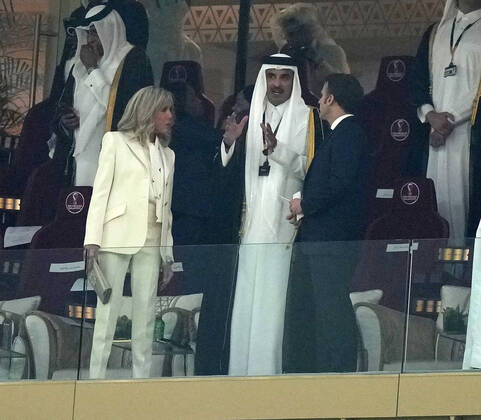 18.12.2022, Lusail Iconic Stadium, Doha, QAT, WM FIFA 2022, Finale, Argentinien vs Frankreich, im Bild Tamim bin Hamad Al Thani, dem Emir von Katar mit dem französichen Staatspräsidenten Emmanuel Macron und dessen Ehefrau Brigitte Marie-Claude. Doha Lusail Iconic Stadium Qatar