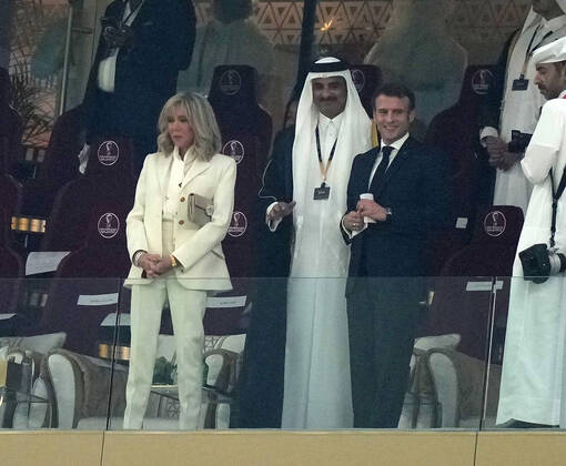 QAT, WM FIFA 2022, Finale, Argentinien vs Frankreich 18.12.2022, Lusail Iconic Stadium, Doha, QAT, WM FIFA 2022, Finale, Argentinien vs Frankreich, im Bild Tamim bin Hamad Al Thani, dem Emir von Katar mit dem französichen Staatspräsidenten Emmanuel Macron und dessen Ehefrau Brigitte Marie-Claude..