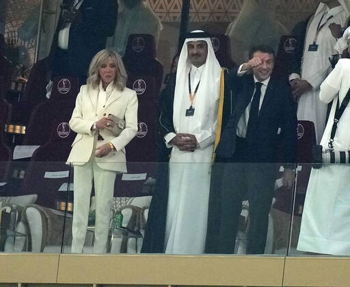 QAT, WM FIFA 2022, Finale, Argentinien vs Frankreich 18.12.2022, Lusail Iconic Stadium, Doha, QAT, WM FIFA 2022, Finale, Argentinien vs Frankreich, im Bild Tamim bin Hamad Al Thani, dem Emir von Katar mit dem französichen Staatspräsidenten Emmanuel Macron und dessen Ehefrau Brigitte Marie-Claude..