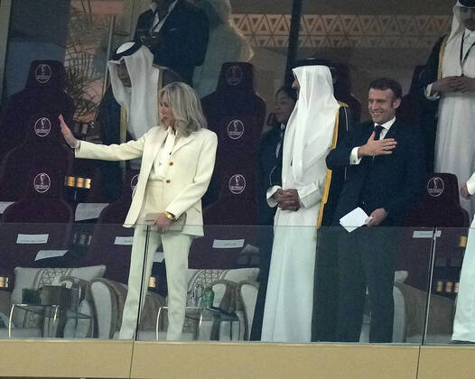 QAT, WM FIFA 2022, Finale, Argentinien vs Frankreich 18.12.2022, Lusail Iconic Stadium, Doha, QAT, WM FIFA 2022, Finale, Argentinien vs Frankreich, im Bild Tamim bin Hamad Al Thani, dem Emir von Katar mit dem französichen Staatspräsidenten Emmanuel Macron und dessen Ehefrau Brigitte Marie-Claude..