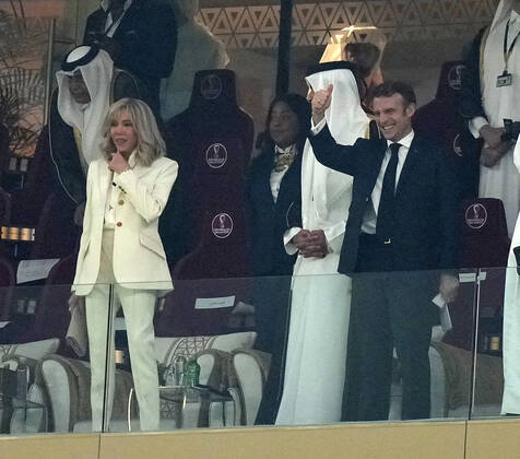 QAT, WM FIFA 2022, Finale, Argentinien vs Frankreich 18.12.2022, Lusail Iconic Stadium, Doha, QAT, WM FIFA 2022, Finale, Argentinien vs Frankreich, im Bild Tamim bin Hamad Al Thani, dem Emir von Katar mit dem französichen Staatspräsidenten Emmanuel Macron und dessen Ehefrau Brigitte Marie-Claude..