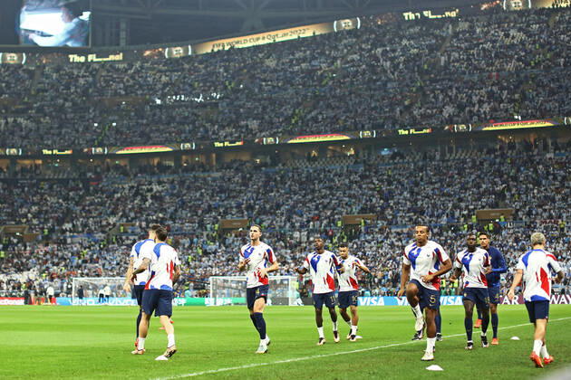 18th December 2022; Lusail Iconic Stadium, Lusail, Qatar; FIFA World Cup, WM, Weltmeisterschaft, Fussball Football Final Argentina versus France; Adrien Rabiot and players of France warm up before the game  ActionPlus12459578 DiaEsportivo