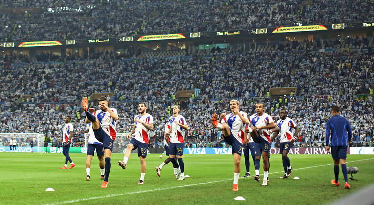 18th December 2022; Lusail Iconic Stadium, Lusail, Qatar; FIFA World Cup, WM, Weltmeisterschaft, Fussball Football Final Argentina versus France; Olivier Giroud and players of France warm up before the game  ActionPlus12459580 DiaEsportivo