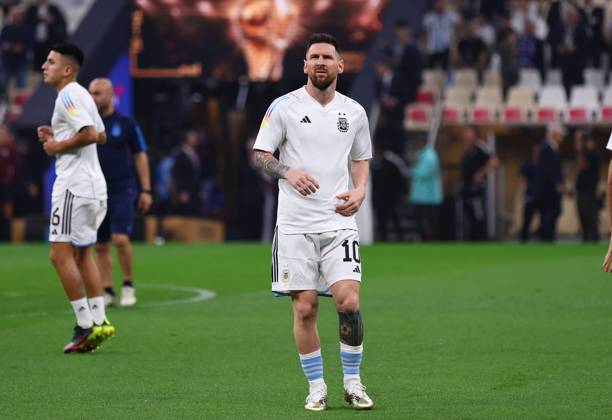 Doha, Qatar, 18th December 2022. Lionel Messi of Argentina warm up before the FIFA World Cup, WM, Weltmeisterschaft, Fussball 2022 match at Lusail Stadium, Doha. Picture credit should read: David Klein Sportimage EDITORIAL USE ONLY. No use with unauthorised audio, video, data, fixture lists, club league logos or live services. Online in-match use limited to 120 images, no video emulation. No use in betting, games or single club league player publications. SPI-2101-0025
