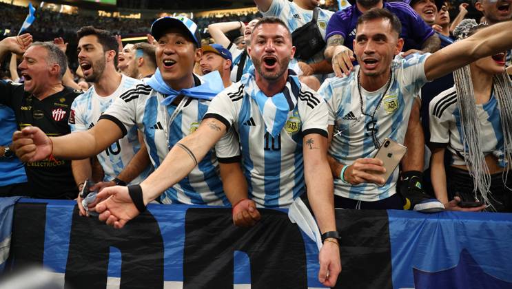 Doha, Qatar, 18th December 2022. Argentina fans during the FIFA World Cup, WM, Weltmeisterschaft, Fussball 2022 match at Lusail Stadium, Doha. Picture credit should read: David Klein Sportimage EDITORIAL USE ONLY. No use with unauthorised audio, video, data, fixture lists, club league logos or live services. Online in-match use limited to 120 images, no video emulation. No use in betting, games or single club league player publications. SPI-2101-0027