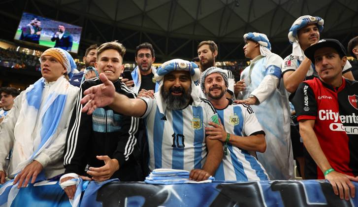 Doha, Qatar, 18th December 2022. Argentina fans during the FIFA World Cup, WM, Weltmeisterschaft, Fussball 2022 match at Lusail Stadium, Doha. Picture credit should read: David Klein Sportimage EDITORIAL USE ONLY. No use with unauthorised audio, video, data, fixture lists, club league logos or live services. Online in-match use limited to 120 images, no video emulation. No use in betting, games or single club league player publications. SPI-2101-0029