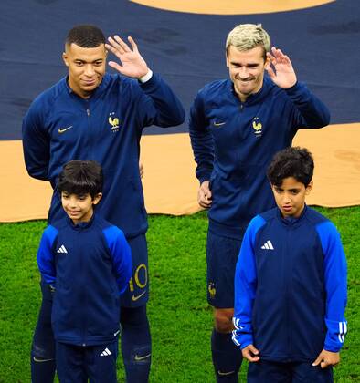 Mandatory Credit: Photo by Javier Garcia Shutterstock (13670815ar) Kylian Mbappe of France and Antoine Griezmann of France ahead of kick-off Argentina v France, FIFA World Cup, WM, Weltmeisterschaft, Fussball 2022, Final, Football, Lusail Stadium, Al Daayen, Qatar - 18 Dec 2022 Editorial Use Only Argentina v France, FIFA World Cup 2022, Final, Football, Lusail Stadium, Al Daayen, Qatar - 18 Dec 2022 Editorial Use Only Copyright: xJavierxGarcia Shutterstockx 13670815ar