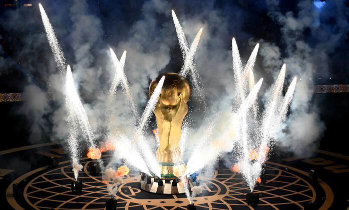 FUSSBALL WM 2022 Finale Argentinien - Frankreich 18.12.2022 Der WM Pokal im Feuerwerk