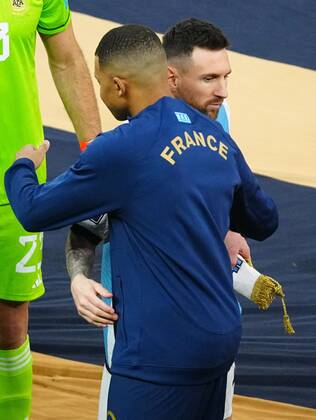 Mandatory Credit: Photo by Javier Garcia Shutterstock (13670815au) Kylian Mbappe of France and Lionel Messi of Argentina embrance ahead of kick-off Argentina v France, FIFA World Cup, WM, Weltmeisterschaft, Fussball 2022, Final, Football, Lusail Stadium, Al Daayen, Qatar - 18 Dec 2022 Editorial Use Only Argentina v France, FIFA World Cup 2022, Final, Football, Lusail Stadium, Al Daayen, Qatar - 18 Dec 2022 Editorial Use Only Copyright: xJavierxGarcia Shutterstockx 13670815au