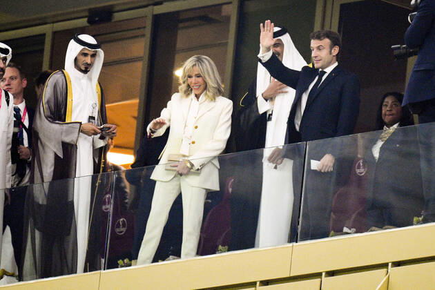 Emmanuel Macron - president de la Republique Francaise et sa femme Brigitte aux cotes de Cheikh Tamim ben Hamad Al Thani - Emire du Qatar FOOTBALL : Argentine vs france - Finale - Coupe du Monde Qatar 2022 - 18 12 2022 JBAutissier Panoramic 