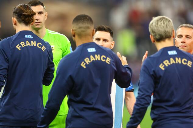 Mandatory Credit: Photo by Kieran McManus Shutterstock (13670809bc) Lionel Messi of Argentina and Kylian Mbappe of France shack hands before kick off Argentina v France, FIFA World Cup, WM, Weltmeisterschaft, Fussball 2022, Final, Football, Lusail Stadium, Al Daayen, Qatar - 18 Dec 2022 Editorial Use Only Argentina v France, FIFA World Cup 2022, Final, Football, Lusail Stadium, Al Daayen, Qatar - 18 Dec 2022 Editorial Use Only Copyright: xKieranxMcManus Shutterstockx 13670809bc