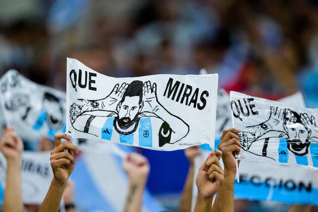 221218 Fans of Argentina holding up signs quoting Lionel Messi during the FIFA World Cup, WM, Weltmeisterschaft, Fussball 2022 final between Argentina and France on December 18, 2022 in Doha. Photo: Joel Marklund BILDBYRAN kod JM JM0415 bbeng fotboll football soccer fotball vm fotbolls-vm fotball-vm fotbolls-vm 2022 fifa world cup 2022 final argentina frankrike france Copyright: JOELxMARKLUND BB221218JM029