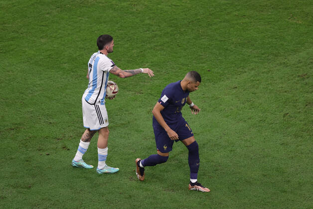 Argentina v France 2022 FIFA World Cup, WM, Weltmeisterschaft, Fussball Rodrigo De Paul of Argentina and Kylian Mbappe of France during the 2022 FIFA World Cup Final between Argentina and France at Lusail Stadium, Lusail Content Not Available For UK Newspapers Copyright: xPaulxChestertonx FIL-17843-0010 UK Newspapers OUT