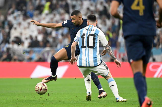 Fussball, Herren, Saison 2022 23, WM in Katar, Finale, Argentinien - Frankreich im Lusail Iconic Stadium in Lusail, v. l. Kylian Mbappe (Frankreich), Lionel Messi (Argentinien), Raphael Varane (Frankreich), 18.12. 2022, Copyright: xMatthiasxKochx