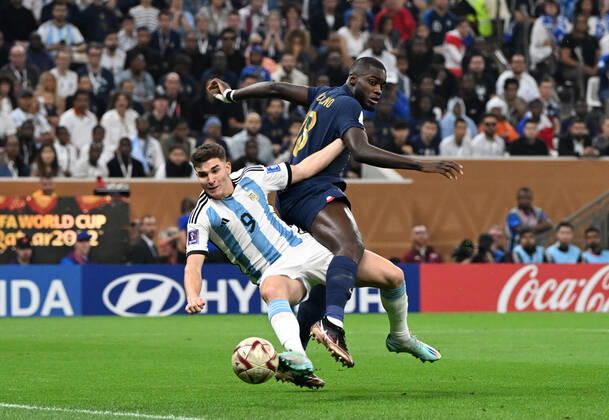 Fussball, Herren, Saison 2022 23, WM in Katar, Finale, Argentinien - Frankreich im Lusail Iconic Stadium in Lusail, v. l. Julian Alvarez (Argentinien), Dayot Upamecano (Frankreich), 18.12. 2022, Copyright: xMatthiasxKochx