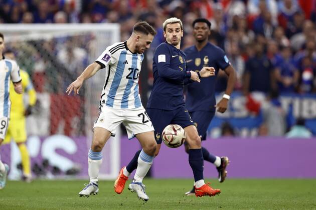 AL DAAYEN - (l-r) Alexis Mac Allister of Argentina, Antoine Griezmann of France during the FIFA World Cup, WM, Weltmeisterschaft, Fussball Qatar 2022 final match between Argentina and France at Lusail Stadium on December 18, 2022 in Al Daayen, Qatar. AP Dutch Height MAURICE OF STONE FIFA World Cup Qatar 2022 2022 xVIxANPxSportx xMauricexvanxSteenxWKxIVx