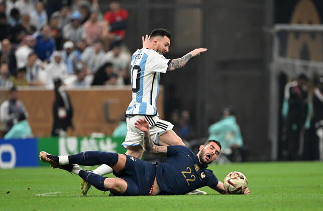 Fussball, Herren, Saison 2022 23, WM in Katar, Finale, Argentinien - Frankreich im Lusail Iconic Stadium in Lusail, v. l. Lionel Messi (Argentinien), Theo Hernandez (Frankreich), 18.12. 2022, Copyright: xMatthiasxKochx