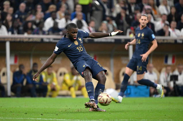 Fussball, Herren, Saison 2022 23, WM in Katar, Finale, Argentinien - Frankreich im Lusail Iconic Stadium in Lusail, v. l. Dayot Upamecano (Frankreich), Adrien Rabiot (Frankreich), 18.12. 2022, Copyright: xMatthiasxKochx