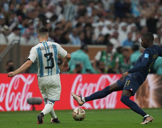 18.12.2022, Lusail Iconic Stadium, Doha, QAT, WM FIFA 2022, Finale, Argentinien vs Frankreich, im Bild Argentina s defender Nicolas Tagliafico , France s forward Ousmane Dembele Doha Lusail Iconic Stadium Qatar