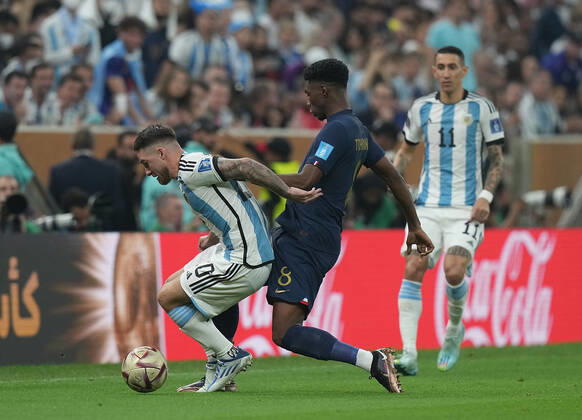 18.12.2022, Lusail Iconic Stadium, Doha, QAT, WM FIFA 2022, Finale, Argentinien vs Frankreich, im Bild Argentina s midfielder Alexis Mac Allister , France s midfielder Aurelien Tchouameni Doha Lusail Iconic Stadium Qatar
