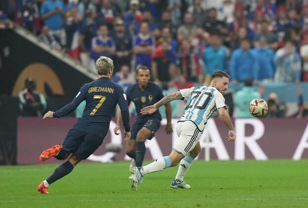 18.12.2022, Lusail Iconic Stadium, Doha, QAT, WM FIFA 2022, Finale, Argentinien vs Frankreich, im Bild France s forward Antoine Griezmann , Argentina s midfielder Alexis Mac Allister Doha Lusail Iconic Stadium Qatar