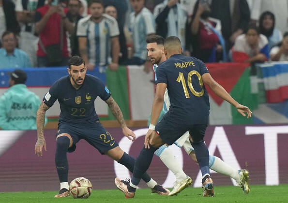 18.12.2022, Lusail Iconic Stadium, Doha, QAT, WM FIFA 2022, Finale, Argentinien vs Frankreich, im Bild France s defender Theo Hernandez , Argentina s forward Lionel Messi , France s forward Kylian Mbappe Doha Lusail Iconic Stadium Qatar