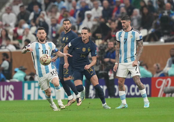 18.12.2022, Lusail Iconic Stadium, Doha, QAT, WM FIFA 2022, Finale, Argentinien vs Frankreich, im Bild Argentina s forward Lionel Messi ,. France s midfielder Adrien Rabiot , Argentina s midfielder Rodrigo De Paul Doha Lusail Iconic Stadium Qatar