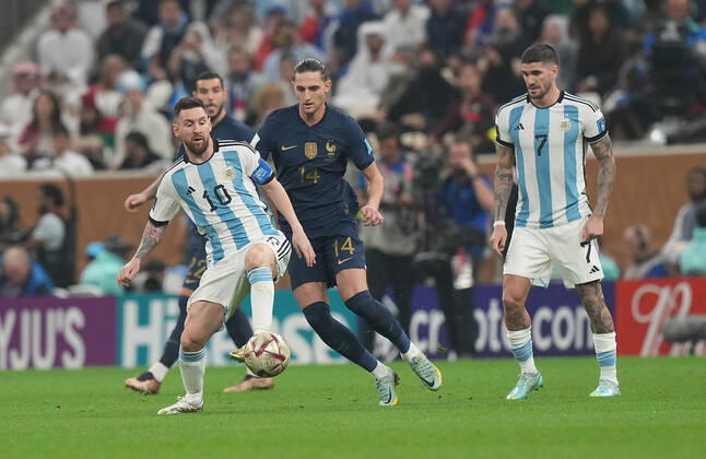 18.12.2022, Lusail Iconic Stadium, Doha, QAT, WM FIFA 2022, Finale, Argentinien vs Frankreich, im Bild Argentina s forward Lionel Messi ,. France s midfielder Adrien Rabiot , Argentina s midfielder Rodrigo De Paul Doha Lusail Iconic Stadium Qatar