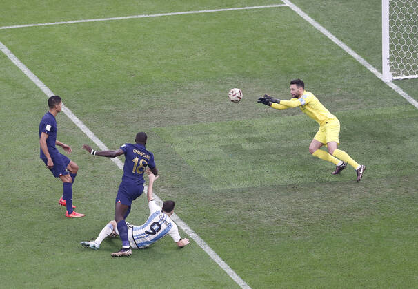 Argentina v France 2022 FIFA World Cup, WM, Weltmeisterschaft, Fussball Julian Alvarez of Argentina gets his shot away but it is saved by Hugo Lloris of France during the 2022 FIFA World Cup Final between Argentina and France at Lusail Stadium, Lusail Content Not Available For UK Newspapers Copyright: xPaulxChestertonx FIL-17843-0016 UK Newspapers OUT