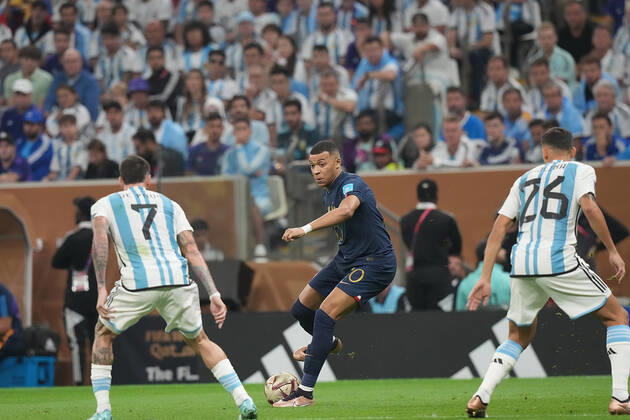 18.12.2022, Lusail Iconic Stadium, Doha, QAT, WM FIFA 2022, Finale, Argentinien vs Frankreich, im Bild Argentina s midfielder Rodrigo De Paul , France s forward Kylian Mbappe , Argentina s defender Nahuel Molina Doha Lusail Iconic Stadium Qatar
