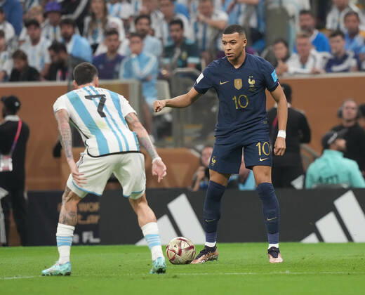 18.12.2022, Lusail Iconic Stadium, Doha, QAT, WM FIFA 2022, Finale, Argentinien vs Frankreich, im Bild Argentina s midfielder Rodrigo De Paul , France s forward Kylian Mbappe Doha Lusail Iconic Stadium Qatar