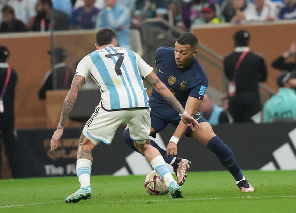 18.12.2022, Lusail Iconic Stadium, Doha, QAT, WM FIFA 2022, Finale, Argentinien vs Frankreich, im Bild Argentina s midfielder Rodrigo De Paul , France s forward Kylian Mbappe Doha Lusail Iconic Stadium Qatar