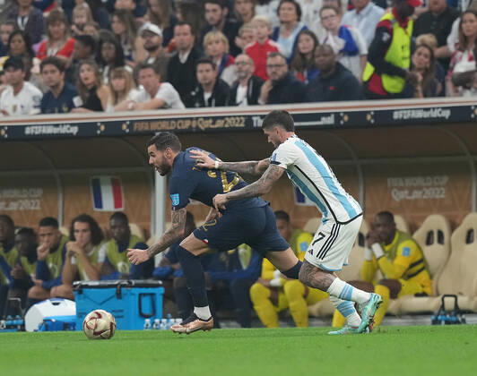 QAT, WM FIFA 2022, Finale, Argentinien vs Frankreich 18.12.2022, Lusail Iconic Stadium, Doha, QAT, WM FIFA 2022, Finale, Argentinien vs Frankreich, im Bild France s defender Theo Hernandez . Argentina s midfielder Rodrigo De Paul .
