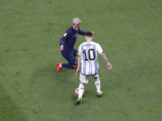 Argentina v France 2022 FIFA World Cup, WM, Weltmeisterschaft, Fussball Lionel Messi of Argentina and Antoine Griezmann of France during the 2022 FIFA World Cup Final between Argentina and France at Lusail Stadium, Lusail Content Not Available For UK Newspapers Copyright: xPaulxChestertonx FIL-17843-0028 UK Newspapers OUT