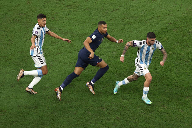 The Final : FIFA World Cup, WM, Weltmeisterschaft, Fussball 18 December 2022, Lusail City - FIFA World Cup Final Qatar 2022 - Argentina v France - Nahuel Molina of Argentina, Kylian Mbappe of France and Rodrigo De Paul of Argentina - Photo: Charlotte Wilson Offside. Doha Qatar Copyright: xCharlottexWilsonx xOffsidexOffside