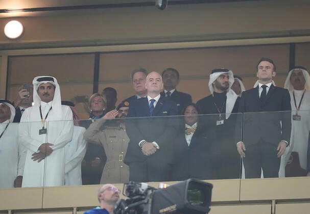 18.12.2022, Lusail Iconic Stadium, Doha, QAT, WM FIFA 2022, Finale, Argentinien vs Frankreich, im Bild Tamim bin Hamad Al Thani, dem Emir von Katar mit dem französichen Staatspräsidenten Emmanuel Macron und FIFA Präsident Giovanni Infantino Doha Lusail Iconic Stadium Qatar