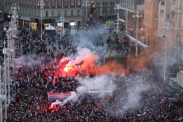 Croatia team victory parade Fans lit flares during the Croatia team victory parade at Ban Jelacic square (following their victory over Morocco in the 2022 FIFA World Cup, WM, Weltmeisterschaft, Fussball bronze medal match the previous day) on December 18, 2022 in Zagreb, Croatia. LukaxStanzl PIXSELL