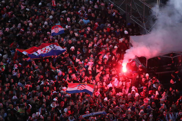 Croatia team victory parade Fans lit flares during the Croatia team victory parade at Ban Jelacic square (following their victory over Morocco in the 2022 FIFA World Cup, WM, Weltmeisterschaft, Fussball bronze medal match the previous day) on December 18, 2022 in Zagreb, Croatia. LukaxStanzl PIXSELL